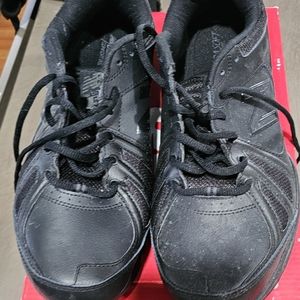 Men's New Balance 9 1/2 wide black gym shoe